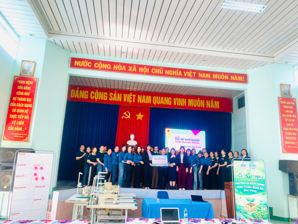 Trường Đại học Nha Trang trao máy khâu hỗ trợ phụ nữ Phú Yên khôi phục sinh kế sau bão lũ