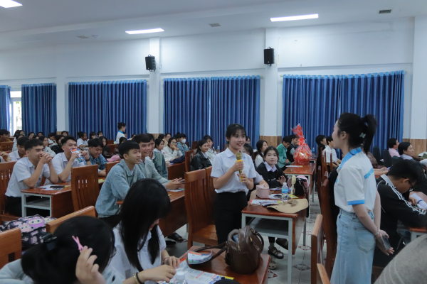 Học sinh THPT Lạc Long Quân - Khánh Vĩnh tham quan, trải nghiệm thực tế tại Trường Đại học Nha Trang