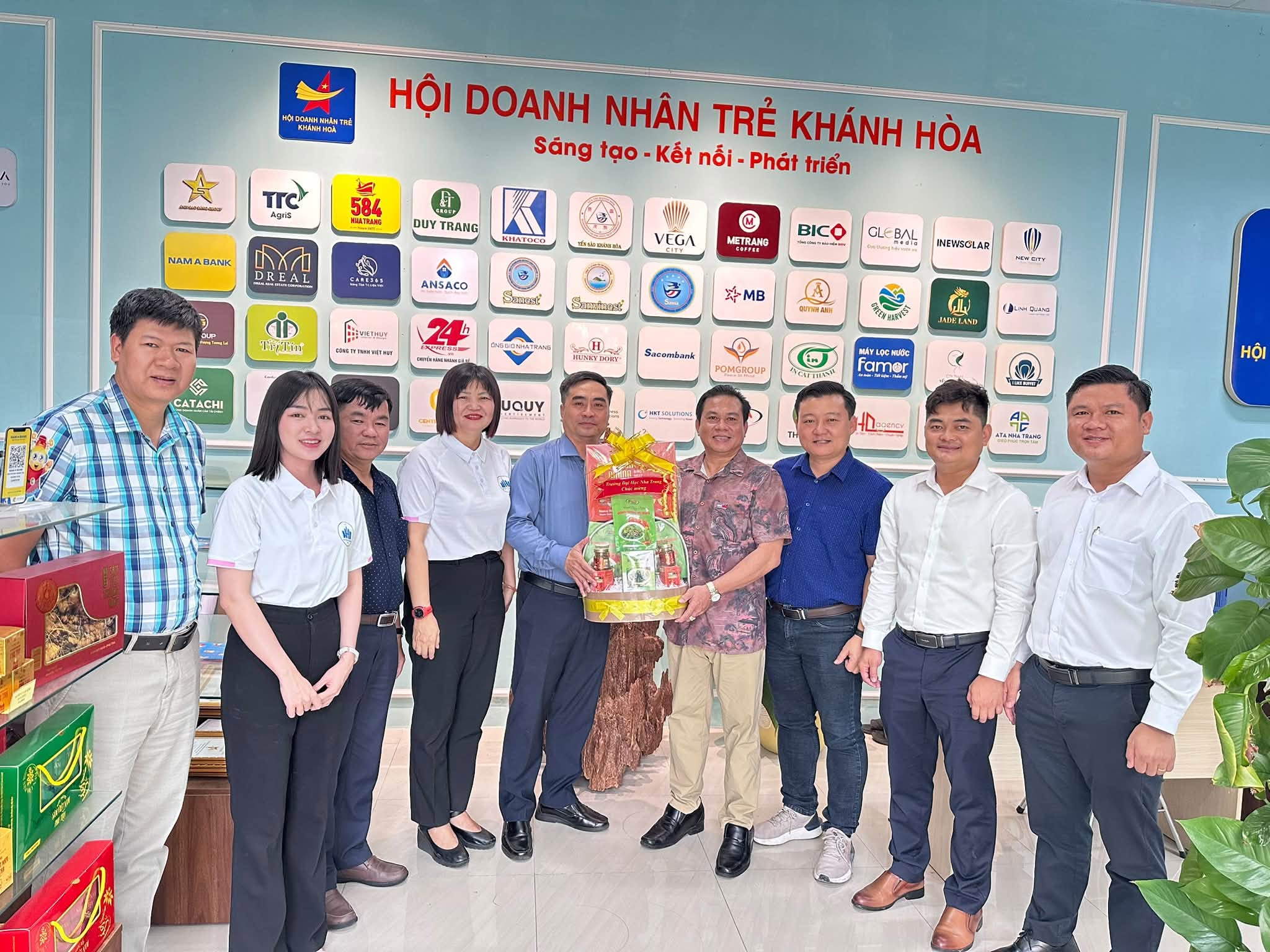 Trường Đại học Nha Trang gặp mặt, chúc mừng Hội Doanh nhân trẻ tỉnh Khánh Hòa nhân ngày Doanh nhân Việt Nam 13/10